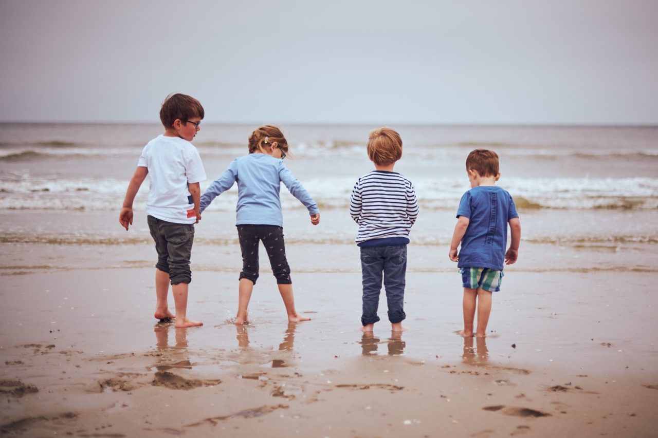 Familienshooting auf Wangerooge 1 Geschwister und Cousinen am Strand